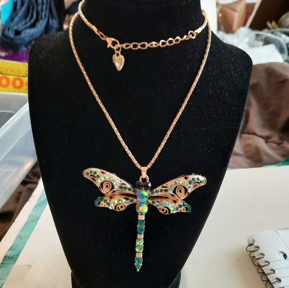NWT Betsey Johnson Gold and Green Dragonfly Pendant Necklace - Picture 2 of 9
